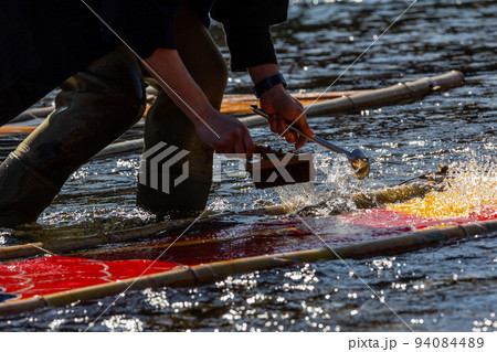 冬 鯉のぼりの寒ざらし 岐阜県郡上市八幡 冬 鯉のぼりの寒ざらし 岐阜県郡上市八幡 94084489