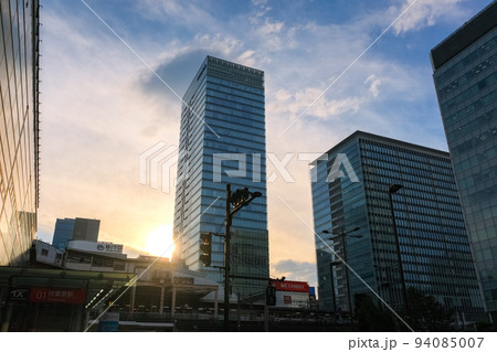 東京都千代田区 秋葉原駅東側広場から見える夕暮れの高層ビル群 94085007