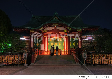 東京都江東区 夜の亀戸天神社 拝殿 94085314