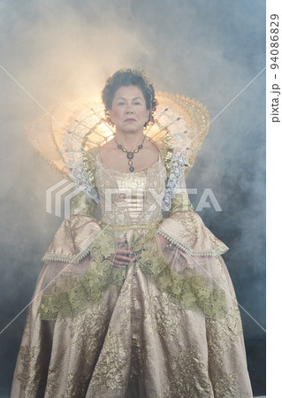 Portrait of the image of Queen Elizabeth I of the 16th century. Historical reconstruction. The image of the queen in smoke on a gray background. High quality photo 94086829
