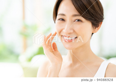 ミドルの女性のビューティ ミドルの女性のビューティ 94086928