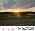 農場からの夕日 94087325