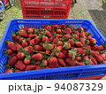 大量のイチゴ 94087329