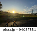 自転車と夕日 94087331