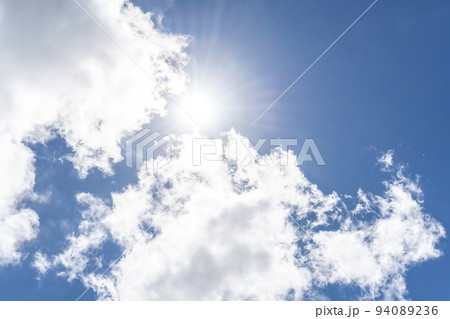 夏空の太陽と雲 横浜 夏空の太陽と雲 横浜 94089236