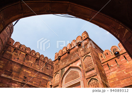 インド　アーグラの世界遺産に登録されている赤い城のアーグラ城 94089312