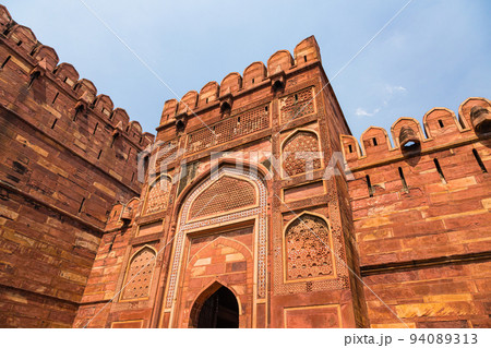 インド　アーグラの世界遺産に登録されている赤い城のアーグラ城 94089313