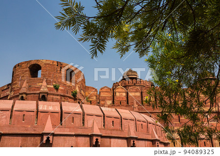 インド　アーグラの世界遺産に登録されている赤い城のアーグラ城塞 94089325