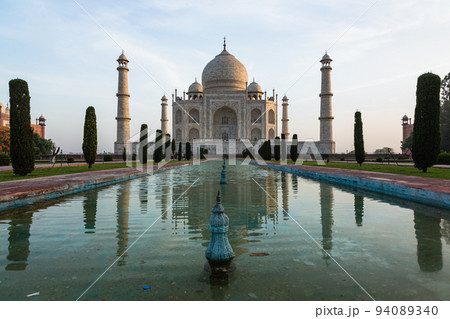 インド　アーグラのタージ・マハルの庭園と大理石で作られた墓廟 94089340