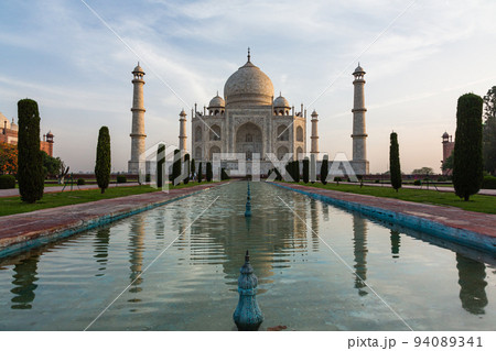 インド アーグラのタージ・マハルの庭園と大理石で作られた墓廟 インド アーグラのタージ・マハルの庭園と大理石で作られた墓廟 94089341