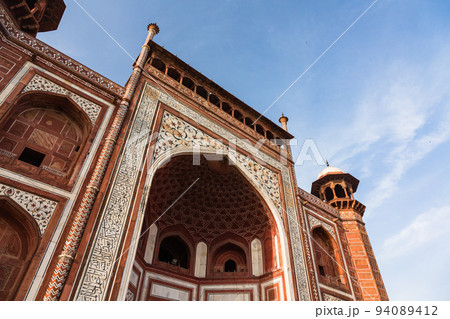 インド　アーグラのタージ・マハルの大楼門 94089412