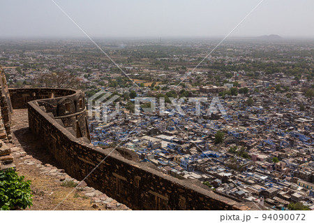 インド ラージャスターン州にあるチッタウルガル砦から望む市街地の街並み インド ラージャスターン州にあるチッタウルガル砦から望む市街地の街並み 94090072