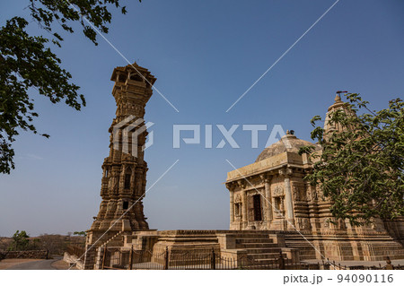 インド ラージャスターン州のチッタウルガル砦内のジャイナ教寺院とカーティ・スタンブ インド ラージャスターン州のチッタウルガル砦内のジャイナ教寺院とカーティ・スタンブ 94090116