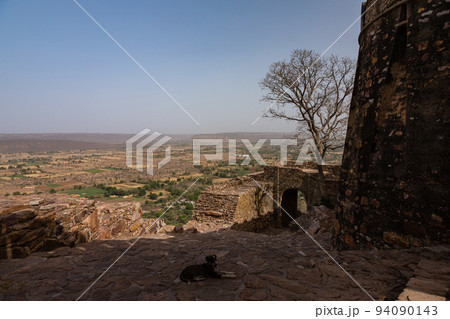 インド ラージャスターン州のチッタウルガル砦内のスラージ・ポール門から見える風景 インド ラージャスターン州のチッタウルガル砦内のスラージ・ポール門から見える風景 94090143