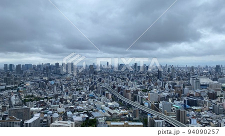 高層ビルから俯瞰で見た大阪市の都市風景 94090257