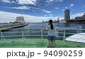 夏の神戸港の遊覧船に乗っている子供姉妹の後ろ姿 94090259