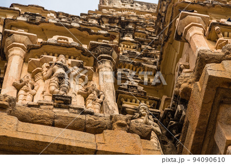 インド　ハンピの建造物群の一つヴィルパークシャ寺院の塔門 94090610