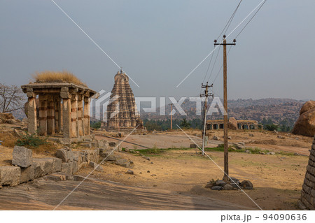インド　ハンピの建造物群の一つヴィルパークシャ寺院の塔門と遺跡 94090636