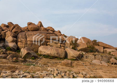 インド　ハンピの建造物群のクリシュナ寺院前のバザール 94090668