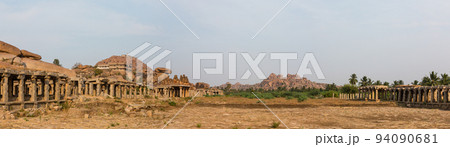 インド　ハンピの建造物群のクリシュナ寺院前のバザール 94090681