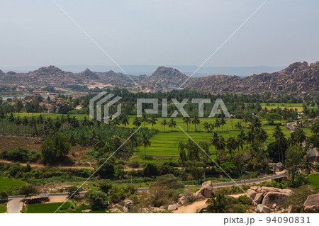 インド　ハンピのハヌマーン寺院、通称モンキーテンプルの丘から望む風景 94090831