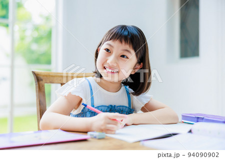 自宅で勉強をする小学生の女の子 94090902