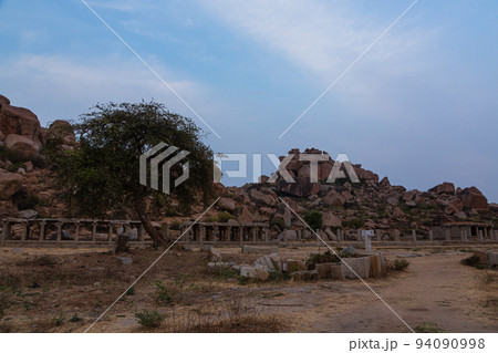 インド 世界遺産に登録されているハンピの建造物群のパッシュカーラニ インド 世界遺産に登録されているハンピの建造物群のパッシュカーラニ 94090998