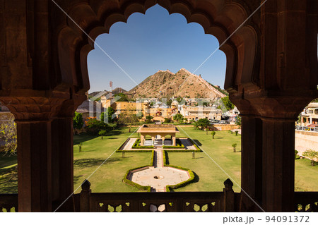 インド ジャイプルのアンベール城横にあるムガール様式の庭園とジャイガール要塞の城壁 インド ジャイプルのアンベール城横にあるムガール様式の庭園とジャイガール要塞の城壁 94091372