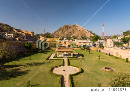 インド ジャイプルのアンベール城横にあるムガール様式の庭園とジャイガール要塞の城壁 インド ジャイプルのアンベール城横にあるムガール様式の庭園とジャイガール要塞の城壁 94091373