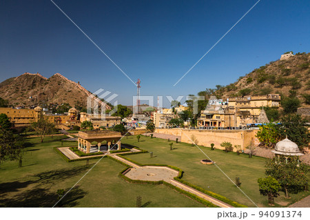 インド　ジャイプルのアンベール城横にあるムガール様式の庭園とジャイガール要塞の城壁 94091374