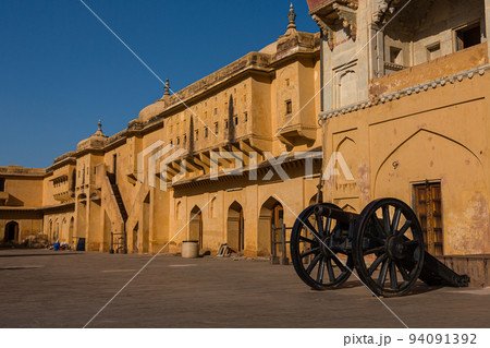 インド　ジャイプルのラージャスターンの丘陵城塞群のアンベール城の太陽門にある大砲 94091392