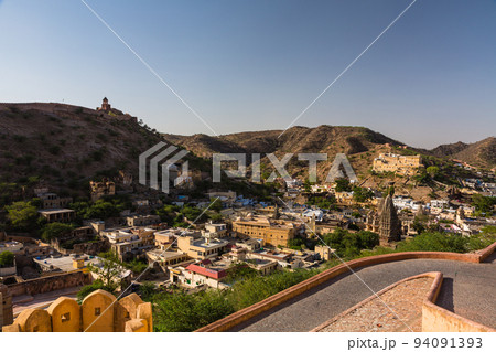 インド　ジャイプルにあるアンベール城から望む街並み 94091393