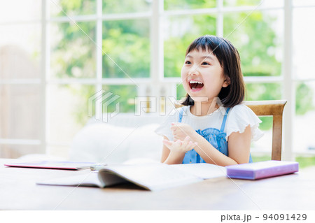問題の答えをひらめく女の子 94091429