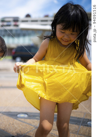 駅前広場の噴水で水浴びして遊んでいる女の子 駅前広場の噴水で水浴びして遊んでいる女の子 94091516