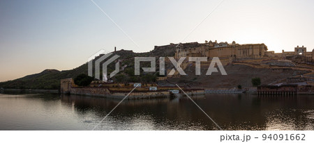 インド　ジャイプルにあるラージャスターンの丘陵城塞群のアンベール城とマオタ湖 94091662