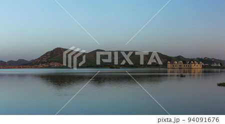インド ジャイプルのマン・サガー湖に浮かぶ水の宮殿ジャル・マハル. インド ジャイプルのマン・サガー湖に浮かぶ水の宮殿ジャル・マハル. 94091676