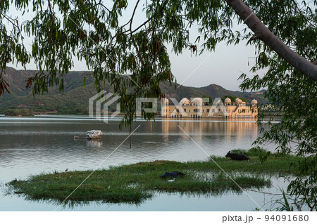 インド　ジャイプルのマン・サガー湖に浮かぶ水の宮殿ジャル・マハル. 94091680