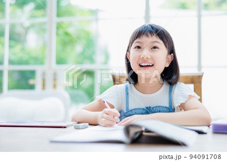自宅で勉強をする小学生の女の子 自宅で勉強をする小学生の女の子 94091708