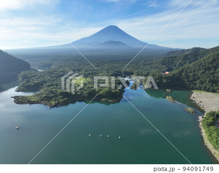 夏の富士山を精進湖から空撮した風景 夏の富士山を精進湖から空撮した風景 94091749