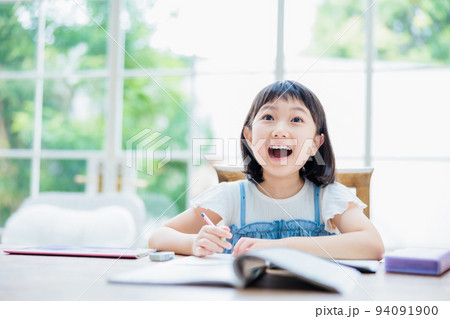 問題の答えをひらめく女の子 94091900