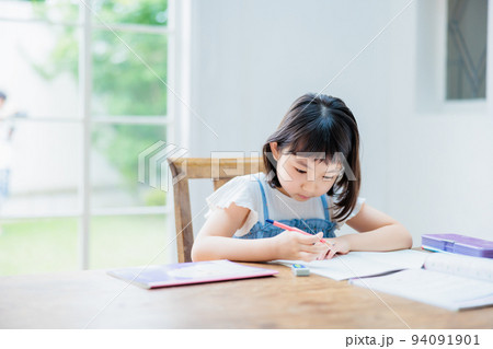 自宅で勉強をする小学生の女の子 94091901