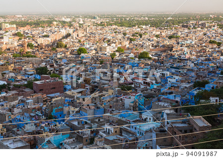 インド　ジョードプルのメヘラーンガル砦の丘から望む旧市街の街並み 94091987