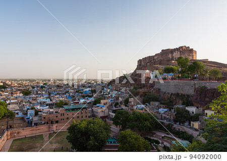 インド ジョードプルのメヘラーンガル砦と丘から望む旧市街の街並み インド ジョードプルのメヘラーンガル砦と丘から望む旧市街の街並み 94092000