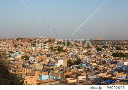 インド ジョードプルのメヘラーンガル砦の丘から望む旧市街の街並み インド ジョードプルのメヘラーンガル砦の丘から望む旧市街の街並み 94092006