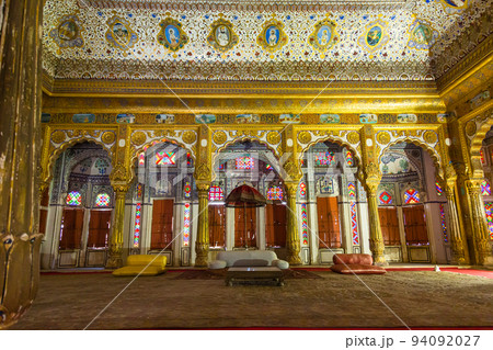 インド　ジョードプルのメヘラーンガル砦内にある花の宮殿フール・マハル 94092027