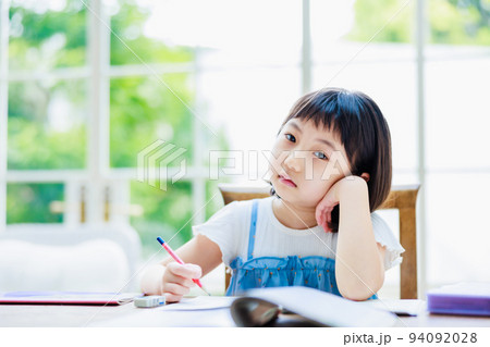 問題の解答を考える小学生の女の子 94092028