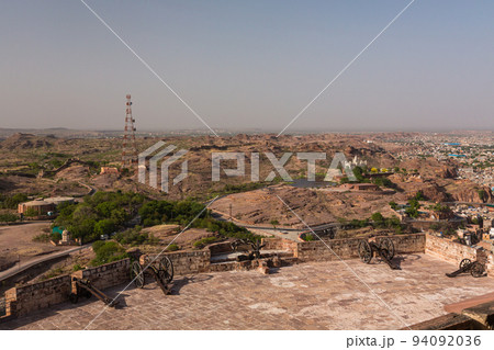インド　ジョードプルのメヘラーンガル砦から見える風景 94092036