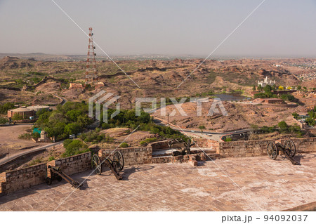 インド　ジョードプルのメヘラーンガル砦から見える風景 94092037