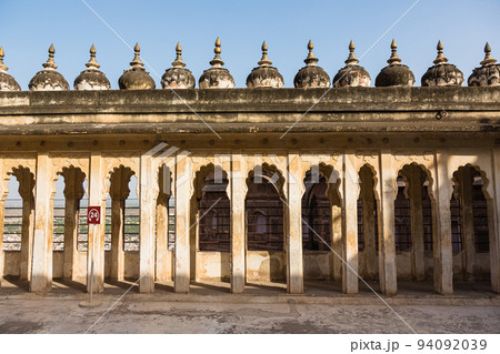 インド　ジョードプルのメヘラーンガル砦の宮殿の回廊 94092039