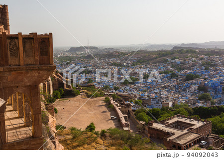 インド　ジョードプルのメヘラーンガル砦にある宮殿から望む旧市街の街並み 94092043